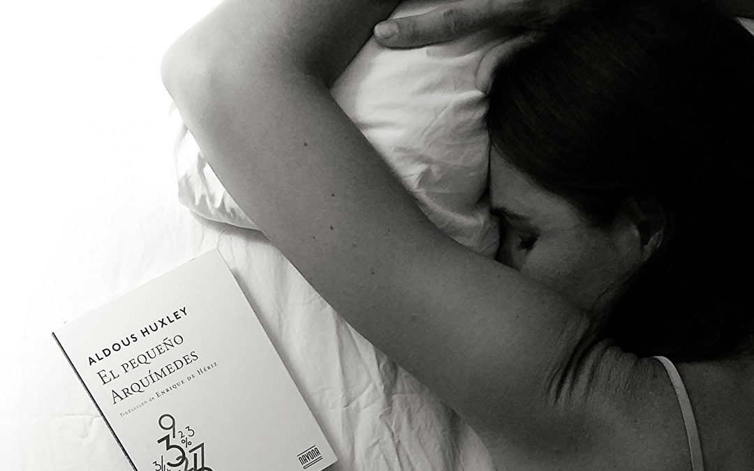 Una mujer que duerme después de leer