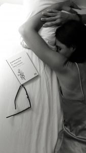 Una mujer que duerme después de leer